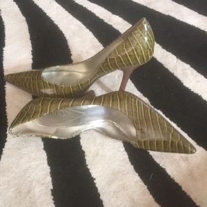 Guess by Marciano green pumps
